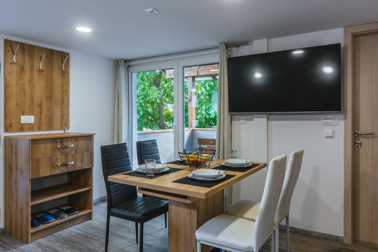 Blue Door - Studio Apartment Lesce  Bagian luar foto