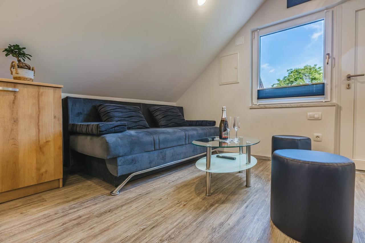 Blue Door - Studio Apartment Lesce  Bagian luar foto